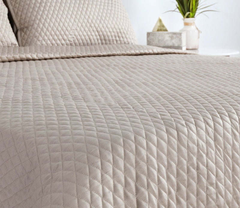 Villa by Classic Home Diamond Pebble Sateen Quilt - Image 3